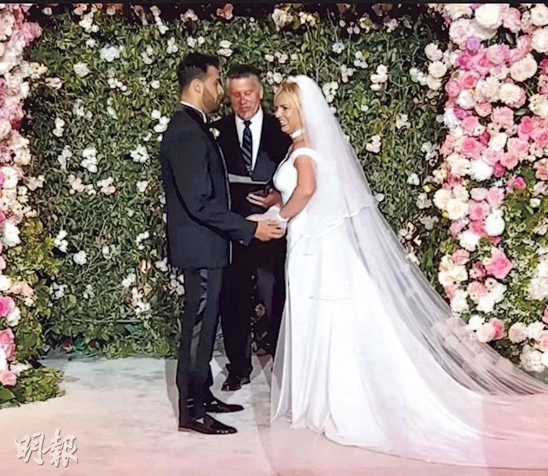 Sam Asghari（左 ）趁結婚周年，公開與Britney Spears（右）在婚禮上的照片。