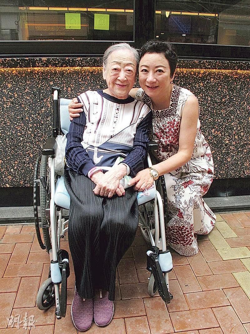謝寧（右）喜獲年過90歲母親（左）現身支持。（攝影/記者：鍾一虹）