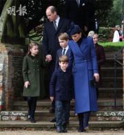 2023年12月25日英國王室聖誕崇拜，王儲威廉凱特一家五口，與威廉表妹扎拉（Zara Tindall）的女兒米亞（Mia Tindall）（中排右一）。（法新社）