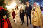 2023年12月8日晚上，英國王儲伉儷威廉凱特一家在西敏寺參加聖誕頌歌活動。（路透社）