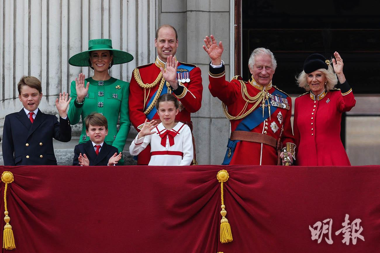 2023年6月17日英王查理斯三世官方壽辰日，一眾王室成員在白金漢宮陽台觀看空軍表演。前排左三為夏洛特小公主。（法新社）