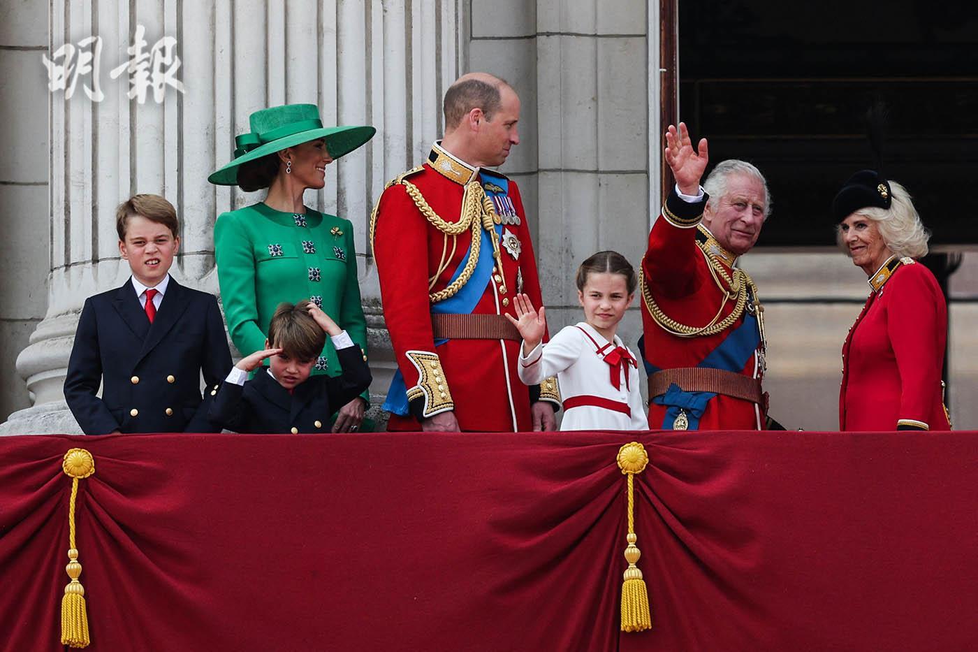 2023年6月17日英王查理斯三世官方壽辰日，一眾王室成員在白金漢宮陽台觀看空軍表演。夏洛特小公主穿了白色裙子。（法新社）