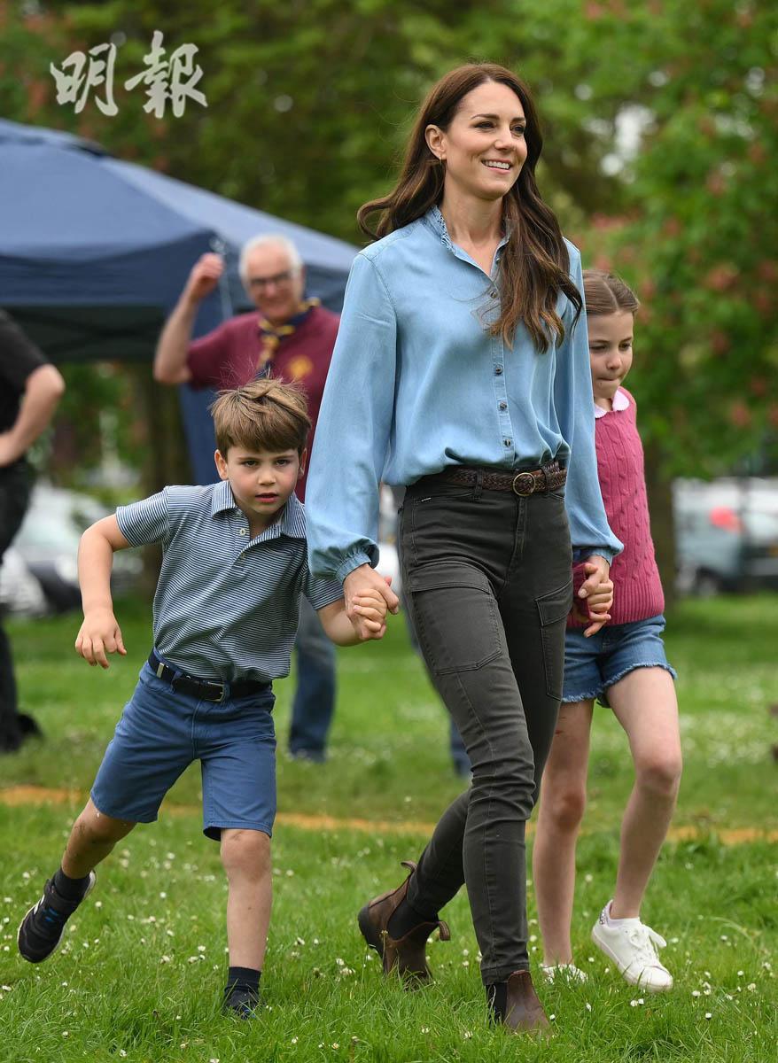 2023年5月8日，凱特拖着路易小王子和夏洛特小公主。（法新社）