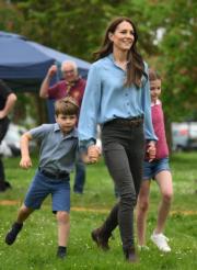 2023年5月8日，凱特拖着路易小王子和夏洛特小公主。（法新社）