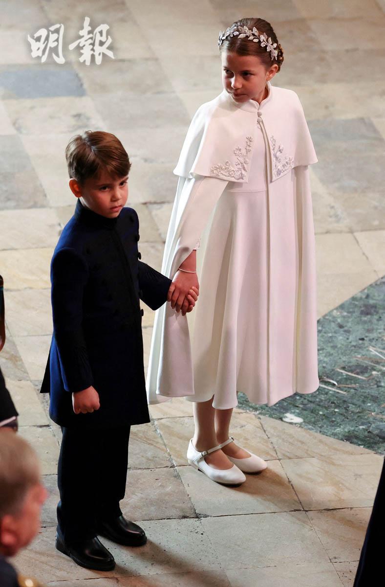 2023年5月6日英王查理斯三世在倫敦西敏寺加冕，夏洛特小公主牽着弟弟路易小王子。（法新社）