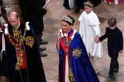 2023年5月6日英王查理斯三世在倫敦西敏寺加冕，左起：王儲威廉及凱特、夏洛特小公主、路易小王子（法新社）