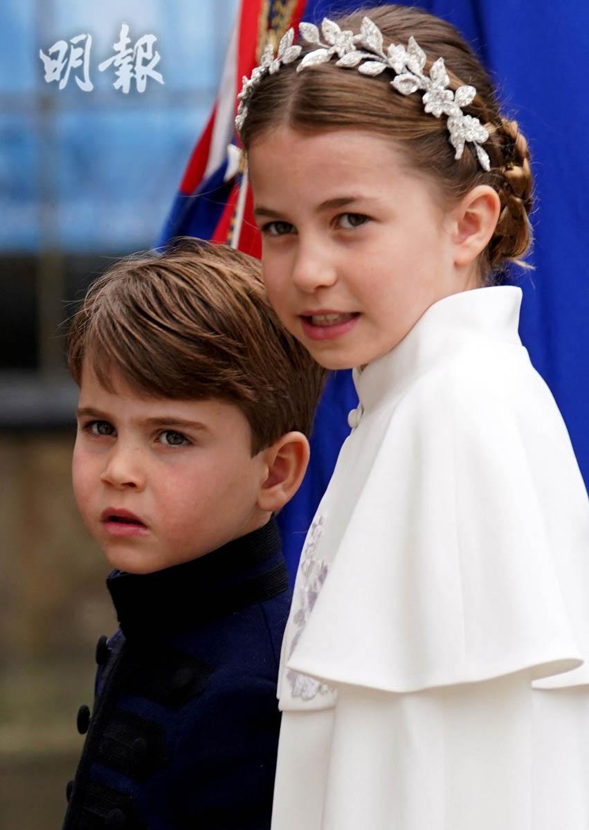 2023年5月6日，夏洛特小公主（右）及路易小王子（左）（法新社）