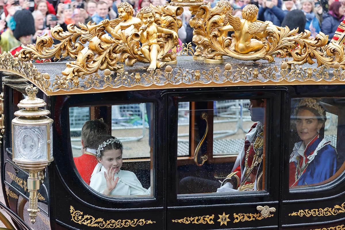 2023年5月6日，夏洛特小公主（左）對在凱特（右）對面向民眾揮手。（法新社）