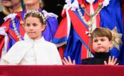 2023年5月6日英王查理斯三世加冕後，夏洛特小公主和路易小王子跟家人在白金漢宮陽台露面。（法新社）