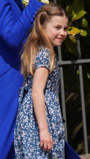 2023年4月9日，英國王儲伉儷威廉凱特一家五口出席溫莎堡復活節崇拜。排第二的孩子──7歲的夏洛特小公主（圖），與媽媽凱特神韻相似，被外媒形容為「迷你凱特」。（路透社）