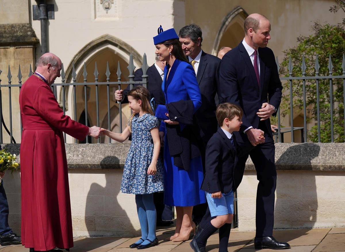 夏洛特小公主與Dean of Windsor握手。（法新社）
