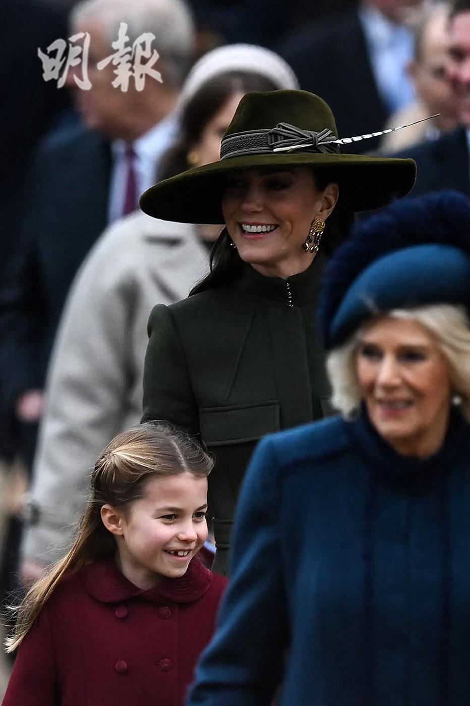 2022年12月25日英國王室聖誕崇拜，夏洛特小公主 (左) (法新社)