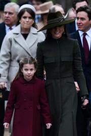 2022年12月25日英國王室聖誕崇拜，夏洛特小公主 (左) (法新社)