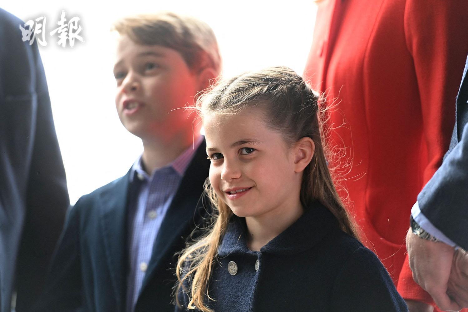 英國夏洛特小公主（前）跟爸媽及哥哥，2022年6月4日在位於威爾斯的城堡Cardiff Castle出席活動。（法新社）