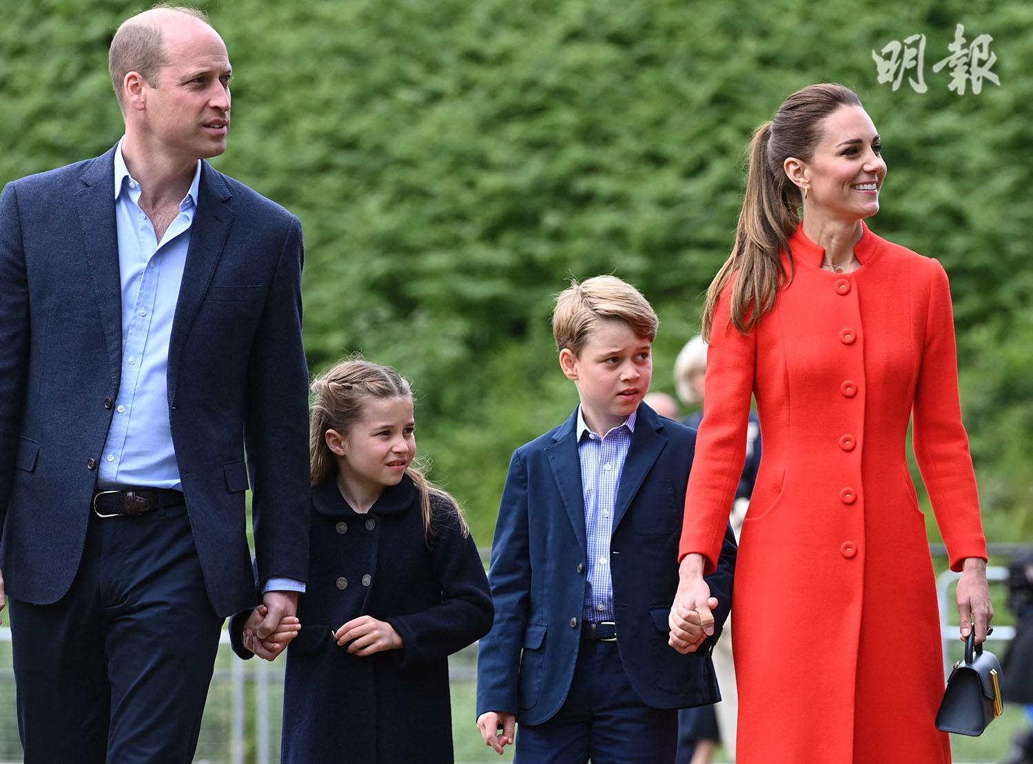 英女王登基70周年白金禧慶典活動：英國夏洛特小公主（左二）跟家人，6月4日在位於威爾斯的城堡Cardiff Castle出席活動。左一為爸爸威廉王子，左三為哥哥喬治，右為媽媽凱特。（法新社）
