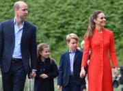 英女王登基70周年白金禧慶典活動：英國夏洛特小公主（左二）跟家人，6月4日在位於威爾斯的城堡Cardiff Castle出席活動。左一為爸爸威廉王子，左三為哥哥喬治，右為媽媽凱特。（法新社）