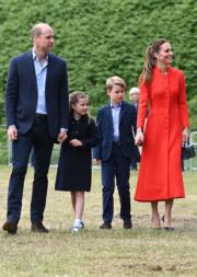 英女王登基70周年白金禧慶典活動：英國夏洛特小公主（左二）跟家人，6月4日在位於威爾斯的城堡Cardiff Castle出席活動。（法新社）
