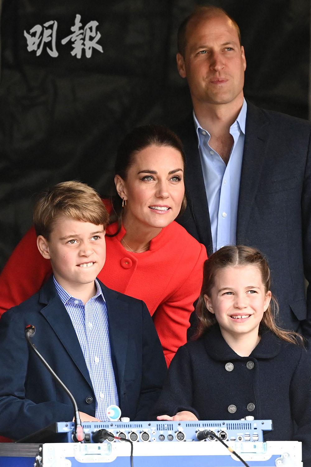 英國夏洛特小公主（前排右一）、媽媽凱特（中）、哥哥喬治小王子（前排左一）、爸爸威廉王子（後）（法新社）