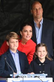 英國夏洛特小公主（前排右一）、媽媽凱特（中）、哥哥喬治小王子（前排左一）、爸爸威廉王子（後）（法新社）