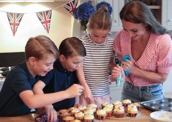 英國夏洛特小公主（右二）跟媽媽、哥哥、弟弟一起焗蛋糕。（The Duke and Duchess of Cambridge Twitter短片截圖）