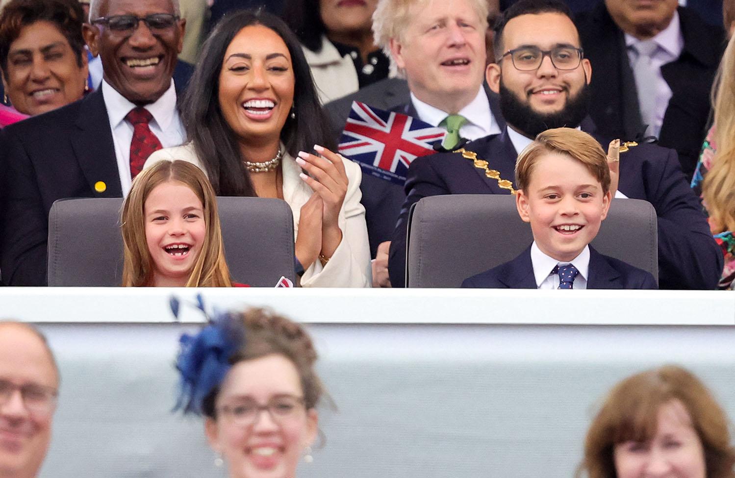 2022年6月4日，英國夏洛特小公主（中間的一排左一）跟家人一起觀看表演。（法新社）