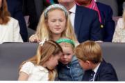 2022年6月5日，英國夏洛特小公主（前排左一）跟家人親友一起觀看大巡遊。上為Savannah Phillips。（法新社）