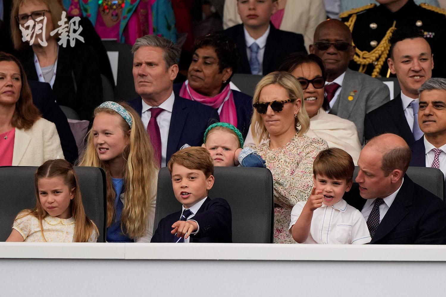 2022年6月5日，英國夏洛特小公主（前排左一）跟家人一起觀看大巡遊。（法新社）