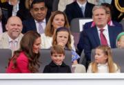 2022年6月5日，英國夏洛特小公主（前排右）跟家人一起觀看大巡遊。（法新社）