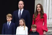 2022年6月5日，英女王登基70年白金禧官方活動最後一日，夏洛特小公主（前排中）跟家人再次現身白金漢宮陽台。（法新社）