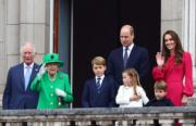 2022年6月5日，英女王登基70年白金禧官方活動最後一日，夏洛特小公主（前排右二）跟家人再次現身白金漢宮陽台。（法新社）