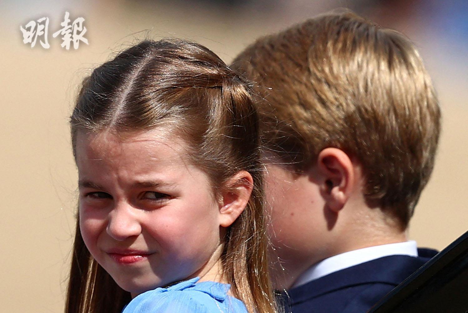 英國夏洛特小公主（左）與哥哥弟弟，2022年6月2日一起坐馬車。（法新社）
