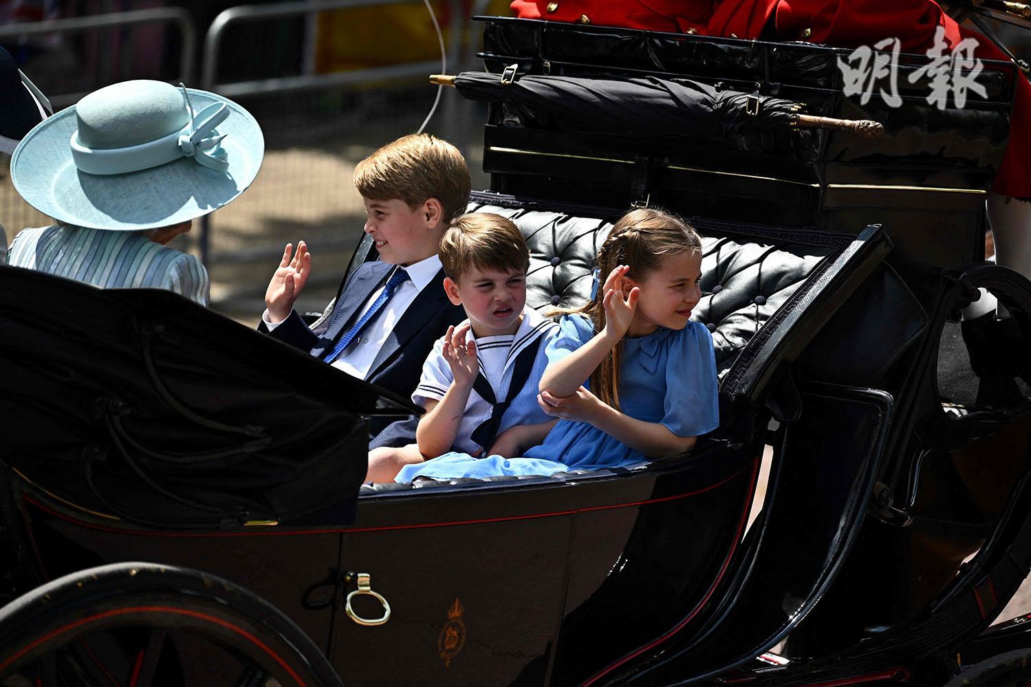 英國夏洛特小公主（右）與哥哥弟弟一起坐馬車。（法新社）