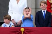 2022年6月2日，英女王登基70年白金禧官方慶祝活動首日，英國夏洛特小公主（前排中）跟家人在白金漢宮陽台，觀看閱兵儀式及飛行表演。（法新社）