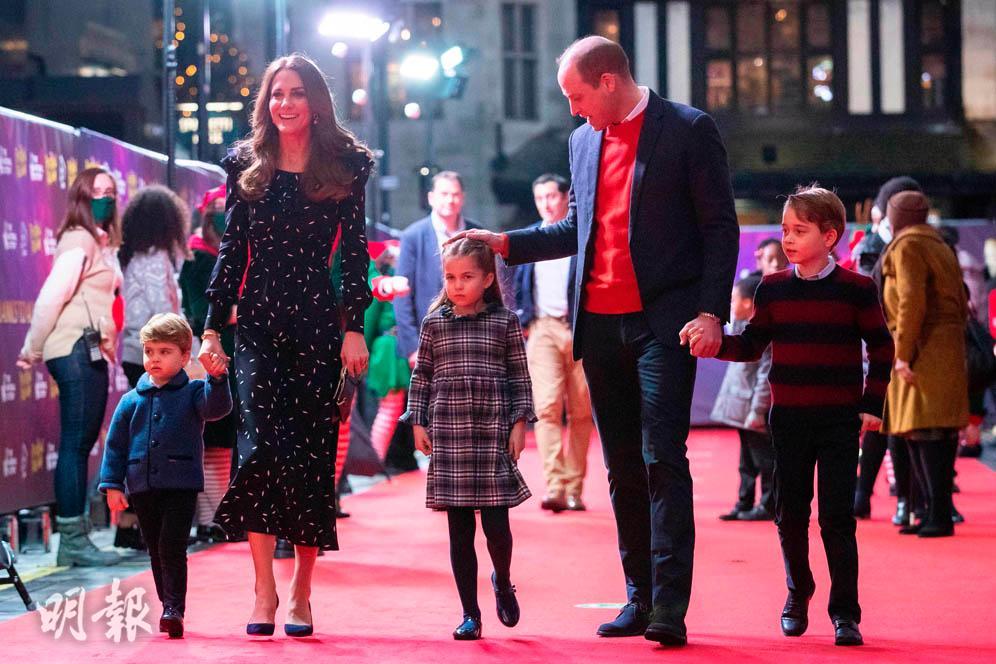 2020年12月11日，英國劍橋公爵威廉王子（右二）、夫人凱特（右四）拖着喬治小王子（右一）、夏洛特小公主（中）與路易小王子（左），一家五口出席活動。（法新社）