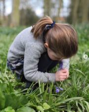 2020年2月16日，英國Kensington Palace Instagram發放夏洛特小公主嗅風鈴草的圖片。圖片由凱特拍攝。（Kensington Palace Instagram圖片）