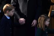 2019年12月25日，英國喬治小王子（左）與妹妹夏洛特小公主（右）首次出席王室聖誕崇拜。（法新社）