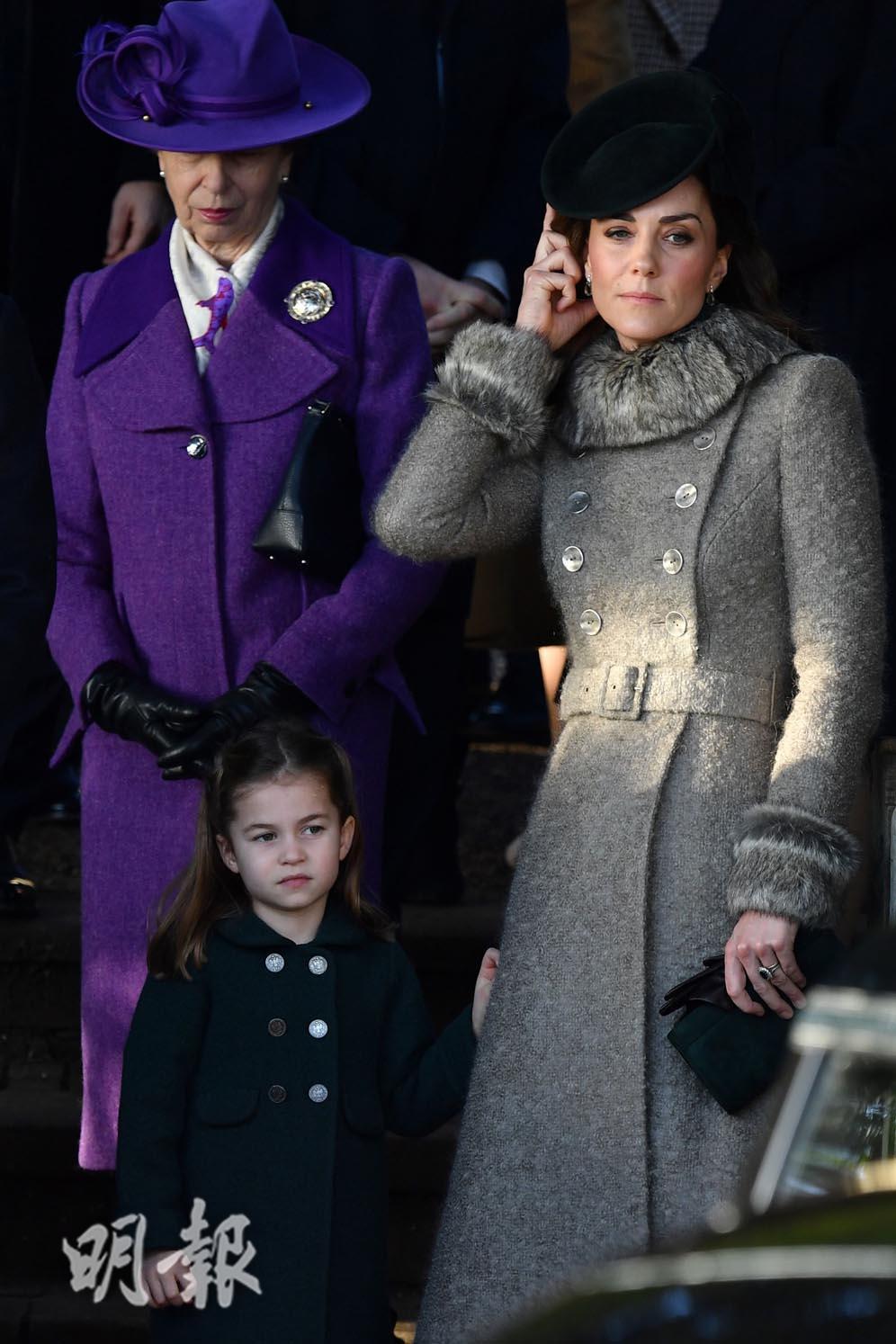 2019年12月25日，英國夏洛特小公主（前左）隨父母首次出席王室聖誕崇拜。（法新社）