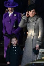 2019年12月25日，英國夏洛特小公主（前左）隨父母首次出席王室聖誕崇拜。（法新社）