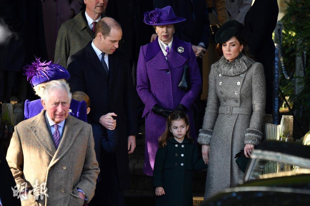 2019年12月25日，英國夏洛特小公主（右二）首次出席王室聖誕崇拜。（法新社）