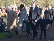 2019年12月25日，英國夏洛特小公主（中）和喬治小王子（右）首次隨父母劍橋公爵威廉王子（右二）和凱特（左二）參加王室聖誕崇拜。左為王儲查理斯王子。（The Royal Family Facebook 圖片）