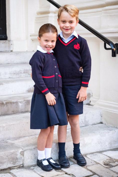 2019年9月5日，肯辛頓宫上載夏洛特小公主（左）與哥哥喬治小王子（右）上學前的合照。（Kensington Palace Twitter圖片）