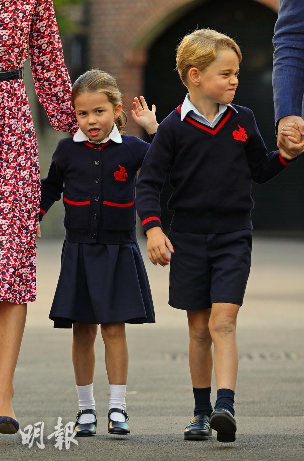 夏洛特小公主 （左）、哥哥喬治小王子（右）新學年首日上學，兩兄妹表情鬼馬。（法新社）
