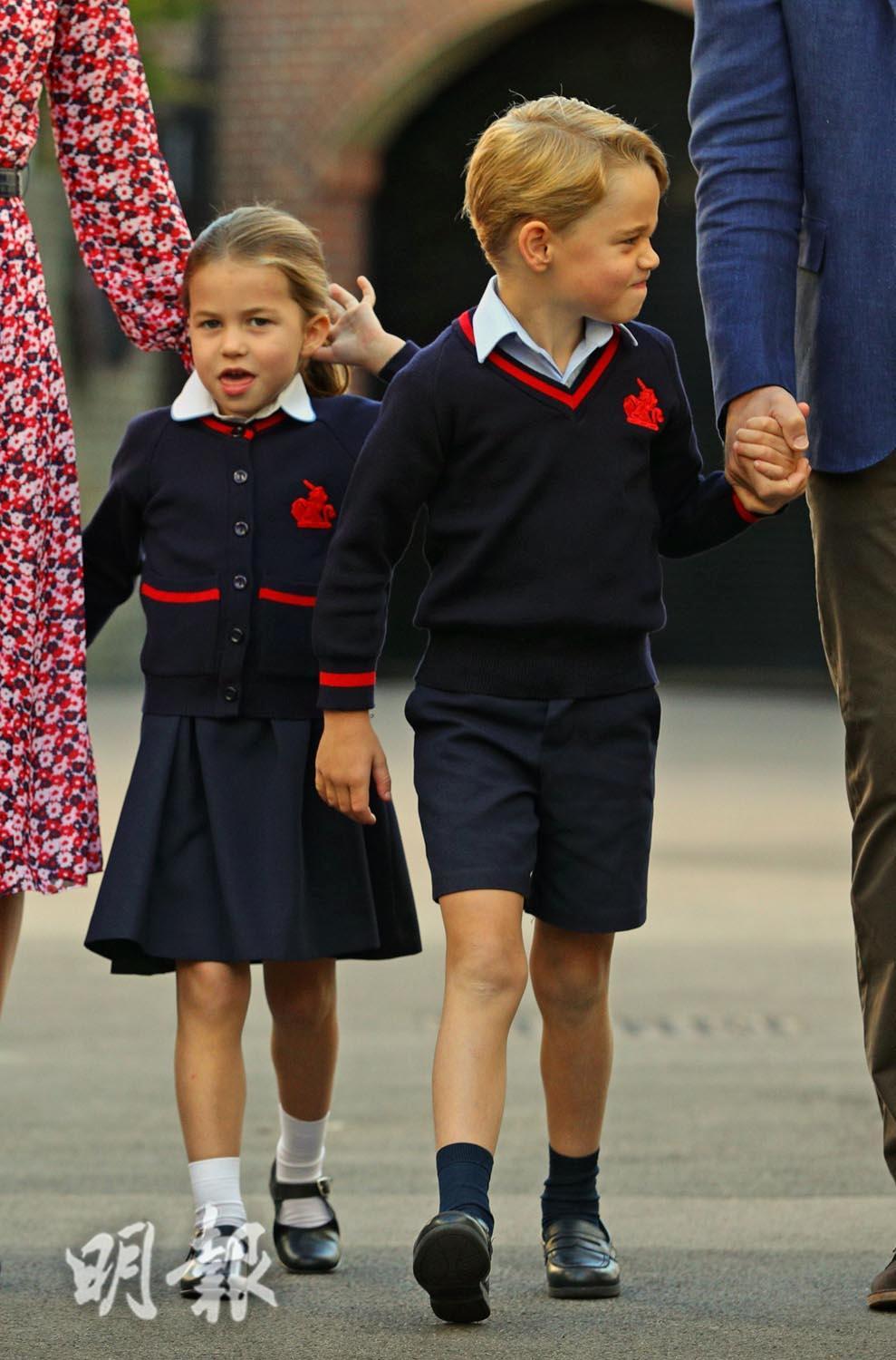 2019年9月5日，新學年開學日，夏洛特小公主（左）與哥哥喬治小王子（右）一起進入學校。（法新社）