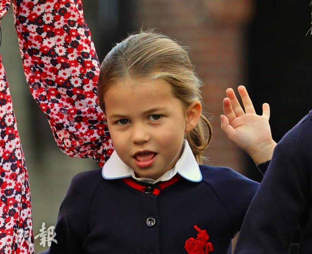 2019年9月5日，新學年開學日，夏洛特小公主穿上校服步入學校。（法新社）