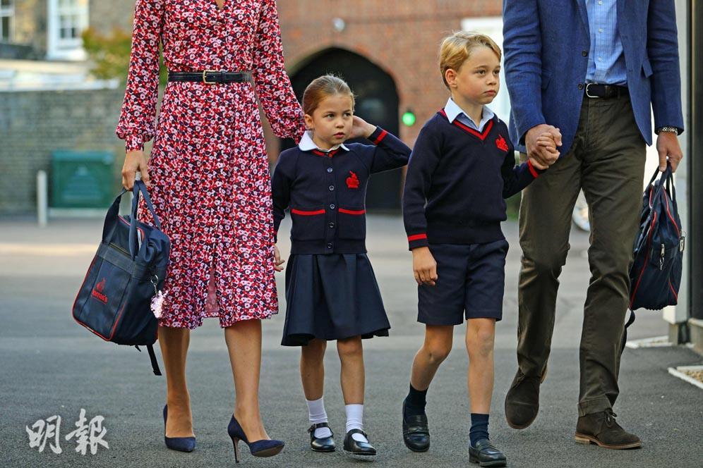 2019年9月5日，新學年開學日，夏洛特小公主（左二）與哥哥喬治小王子（右二）一起進入學校。（法新社）