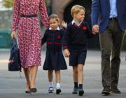 2019年9月5日，新學年開學日，夏洛特小公主（左二）與哥哥喬治小王子（右二）一起進入學校。（法新社）