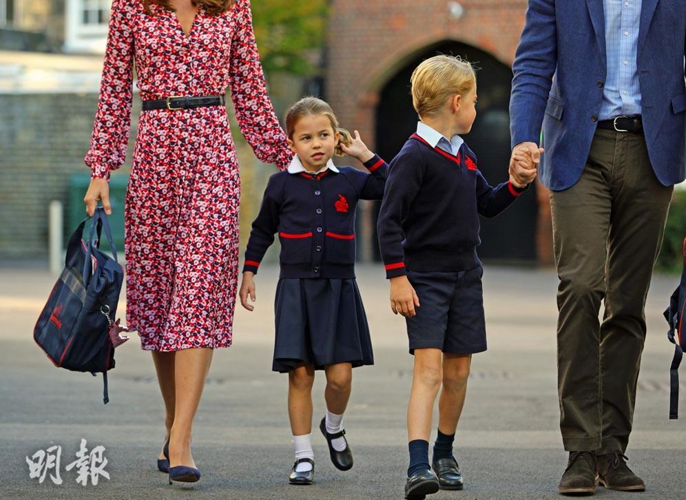 2019年9月5日，新學年開學日，夏洛特小公主 （左二）與哥哥喬治小王子（右二），在父母威廉（右）及凱特（左）陪同下一起步入學校。（法新社）