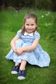 【夏洛特小公主4歲生日】2019年5月2日是夏洛特4歲生日，肯辛頓宮在5月1日發布3張由媽媽、英國劍橋公爵夫人凱特於4月拍攝的夏洛特小公主照片，祝賀夏洛特4歲生日。（Kensington Palace Twitter圖片）