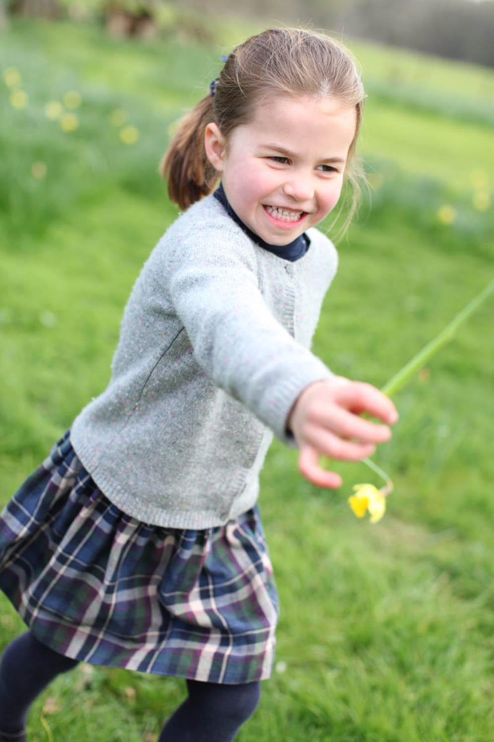 【夏洛特小公主4歲生日】2019年5月2日是夏洛特4歲生日，肯辛頓宮在5月1日發布3張由凱特於4月拍攝的夏洛特小公主照片，祝賀夏洛特4歲生日。（Kensington Palace Twitter圖片）