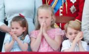 【2018年英女王92歲壽辰閱兵巡遊慶祝活動】左起：夏洛特小公主、Savannah Phillips、喬治小王子 (法新社)